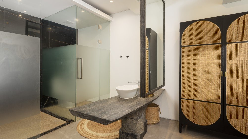 Golden Lotus - The Flourish Villa - Master bedroom ensuite